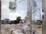 Вид на дома поселка Изварино из окна пограничного пункта пропуска "Изварино" в Луганской области, 9 июля 2014 г.