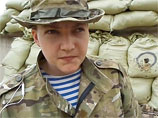 Гражданка Украины Надежда Савченко, которую в России обвиняют в пособничестве в убийстве российских журналистов ВГТРК, погибших под Луганском 17 июня, по мнению западных политиков, попала в Россию насильно