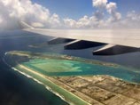  О том, что он прибыл на Мальдивы, в США узнали благодаря "антитеррористической" системе безопасности, бесплатно предоставленной аэропорту Мале