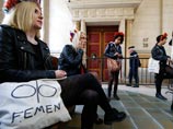 Французский суд за акцию в соборе Парижской Богоматери приговорил к штрафу активисток Femen и прогонявших их полицейских