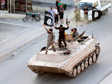 Воинственные исламистские боевики приняли участие в военном параде по улицам северной провинции Сирии Ракка,30 июня 2014 года