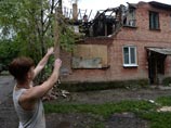 Жители дома в поселке Малая Вергунка, разрушенного в результате авианалета украинской армии, 7 июля 2014 года