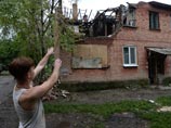 Жители дома в поселке Малая Вергунка, разрушенного в результате авианалета украинской армии, 7 июля 2014 года Жители дома в поселке Малая Вергунка, разрушенного в результате авианалета украинской армии, 7 июля 2014 года