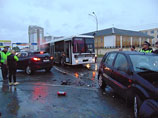 В Екатеринбурге произошло крупное ДТП, по счастливой случайности обошедшееся без жертв: легковой автомобиль, вылетевший на встречную полосу, протаранил две машины и автобус и загорелся