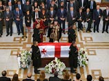 Экс-президент Грузии Эдуард Шеварднадзе, скончавшийся 7 июля, в воскресенье похоронен по христианским правилам с воинскими почестями во дворе своего дома в Тбилиси, где несколько лет назад упокоилась его супруга Нанули Шеварднадзе
