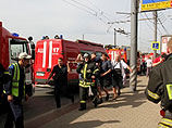 Спасатели и пожарные проводят эвакуацию людей из поезда, который остановился в перегоне между станциями "Парк Победы" и "Славянский бульвар"