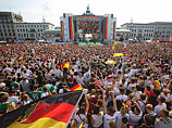 Немецких футболистов в Берлине приветствуют сотни тысяч человек