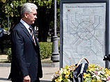 В среду днем градоначальник почтил память жертв этот катастрофы, возложив цветы возле входа на станцию метро "Парк Победы"