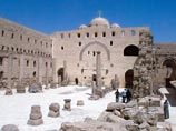 Монахи коптского монастыря святого Макария в Нитрийской пустыни Египта направили президенту Абделю Фаттаху аль-Сиси письмо с просьбой немедленно вмешаться в ситуацию возникшую вокруг обители, и остановить бандитов, регулярно обворовывающих монастырь