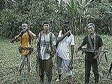 Группа неизвестных вооруженных людей прибыла на маленький остров Пулау Панданан, размахивая винтовками М-16 и стреляя в воздух