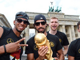 Футболисты сборной Германии повредили Кубок мира ФИФА во время торжеств  