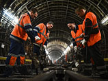 Сотрудники службы пути проводят работы в одном из тоннелей московского метрополитена