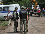 Ростовская область, 13 июля 2014 года. Сотрудники правоохранительных органов работают на месте попадания одного из фугасных снарядов со стороны украинской территории в городе Донецке Ростовской области Ростовская область, 13 июля 2014 года. Сотрудники правоохранительных органов работают на месте попадания одного из фугасных снарядов со стороны украинской территории в городе Донецке Ростовской области