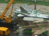 С колонн рухнули 2 самолета и вертолет у музея военной техники