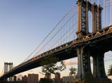 Жителей Нью-Йорка напугали белые флаги "капитуляции" над Бруклинским мостом