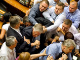 Новая потасовка в Верховной раде Украины: лидера фракции Компартии вытолкали из зала
