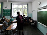 Преподаватель смотрит на часы перед началом сдачи единого государственного экзамена по русскому языку в средней образовательной школе города Владивостока Преподаватель смотрит на часы перед началом сдачи единого государственного экзамена по русскому языку в средней образовательной школе города Владивостока