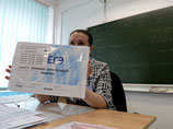 Педагог демонстрирует экзаменуемым запечатанный конверт с заданиями перед началом Единого Государственного экзамена по литературе в гимназии города Новосибирска Педагог демонстрирует экзаменуемым запечатанный конверт с заданиями перед началом Единого Государственного экзамена по литературе в гимназии города Новосибирска