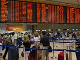 Приблизительно 300 российских туристов больше суток продолжают оставаться в зоне вылета международного аэропорта Тель-Авива "Бен-Гурион" в ожидании возобновления рейсов, прерванных их авиаперевозчиком из-за ракетных обстрелов боевиков "Хамас" Приблизительно 300 российских туристов больше суток продолжают оставаться в зоне вылета международного аэропорта Тель-Авива "Бен-Гурион" в ожидании возобновления рейсов, прерванных их авиаперевозчиком из-за ракетных обстрелов боевиков "Хамас"