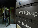 "Крупнейший в мире нефтяной трейдер Vitol рассматривает возможность ссудить "Роснефти" 2 млрд долларов в обмен на поставки очищенных нефтепродуктов в течение следующих пяти лет "Крупнейший в мире нефтяной трейдер Vitol рассматривает возможность ссудить "Роснефти" 2 млрд долларов в обмен на поставки очищенных нефтепродуктов в течение следующих пяти лет