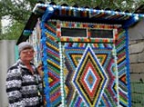 В Челябинской области пенсионерка украсила уличный туалет авторской мозаикой из сотен крышек от газировки