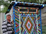 В Челябинской области пенсионерка украсила уличный туалет авторской мозаикой из сотен крышек от газировки В Челябинской области пенсионерка украсила уличный туалет авторской мозаикой из сотен крышек от газировки