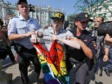Питерские полицейские спасли гей-активиста от десантников
