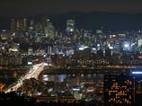 Южнокорейская столица Сеул хорошо видна благодаря многочисленным ярким огням, в то время как Пхеньян выглядит темным пятном