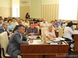 В Крыму вводят меры экономии: чиновникам запретили покупать дорогие машины и мебель В Крыму вводят меры экономии: чиновникам запретили покупать дорогие машины и мебель