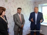 Губернатор Камчатского края Владимир Илюхин (на фото - справа) осмотрел отремонтированные помещения и провел в общежитии выездное совещание Губернатор Камчатского края Владимир Илюхин (на фото - справа) осмотрел отремонтированные помещения и провел в общежитии выездное совещание
