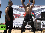 Азербайджанский силач глазами поднял две пудовые гири 