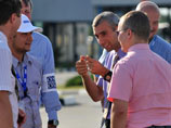 Сотрудники миссии ОБСЕ во время посещения КПП "Гуково" в Ростовской области, 30 июля 2014 года