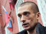 Суд в Петербурге отказался отправлять прибившего мошонку к Красной площади художника Павленского в психбольницу