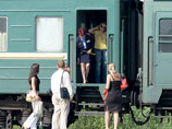 Госпитализированные в столичные больницы пассажиры поезда "Абакан-Москва", в котором отравились более 50 детей, чувствуют себя удовлетворительно. Предварительная причина массового отравления - плов, которые предлагали в местном вагоне-ресторане