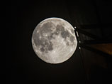 "Расстояние от Земли до Луны меняется в течение года довольно значительно с 410 до 356 тысяч километров. Сегодня в 22 часа по московскому времени Луна пройдет через самую близкую к Земле точку, поэтому ее угловые размеры и светимость будут максимальными"