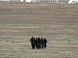 На земле американцы в полной боевой амуниции первым делом сложили парашюты и поделились шоколадом из своих субпаев с детьми казахских военнослужащих На земле американцы в полной боевой амуниции первым делом сложили парашюты и поделились шоколадом из своих субпаев с детьми казахских военнослужащих
