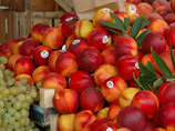 Частичной компенсации убытков от ответных санкций России добились европейские производители персиков и нектаринов. Власти ЕС выкупят у них 10% урожая для раздачи в больницах, школах и тюрьмах