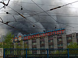 На территории московского завода "Серп и молот" из-за сильного пожара частично обрушилось здание