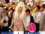 Lady Gaga произвела фурор в аэропорту Токио, появившись в прозрачном костюме Lady Gaga произвела фурор в аэропорту Токио, появившись в прозрачном костюме