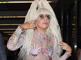 Lady Gaga прибыла в международный токийский аэропорт Нарита во вторник в блестящем почти прозрачном костюме с прикрывающими грудь накладками в виде морских раковин и на высоких "платформах" Lady Gaga прибыла в международный токийский аэропорт Нарита во вторник в блестящем почти прозрачном костюме с прикрывающими грудь накладками в виде морских раковин и на высоких "платформах"