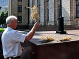 Активисты в Воронеже и Новохоперске возложили колосья пшеницы, перетянутые траурной лентой, к зданиям местных администраций