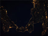 В светлое время суток часть Италии с двумя огнедышащими горами заснял астронавт NASA Рейд Уайсмен, а ночью снимок той же территории воспроизвел европеец Александр Герст