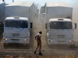 Сотрудники МЧС РФ, сопровождающие колонну, пригласили представителей различных СМИ, чтобы показать им содержимое грузовиков