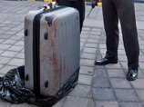 Расследование началось во вторник, когда в багажнике такси рядом с пятизвездочным отелем St. Regis Bali Resort на Бали был найден окровавленный чемодан с трупом женщины. Погибшей оказалась 62-летняя Шейла фон Визе-Мак - мать Хизер Мак