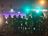 В пригороде Сент-Луиса (штат Миссури) Фергюсоне минувшей ночью вновь произошли столкновения между полицией и митингующими, которые уже неделю агрессивно протестуют против убийства в этом городе стражами порядка темнокожего подростка Майкла Брауна