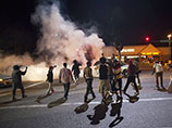 В Фергюсоне полиция применила дымовые шашки, чтобы разогнать демонстрантов