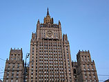 Колонна с гуманитарной помощью начала движение к границе Украины Колонна с гуманитарной помощью начала движение к границе Украины