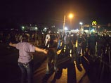 В американском городе Фергюсон (штат Миссури) не утихают беспорядки, начавшиеся более недели назад после убийства белым полицейским темнокожего подростка