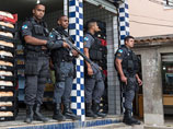 В Рио-де-Жанейро убегавший от полиции грабитель взял в заложники священника во время службы