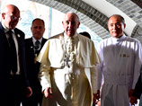 Папа Римский Франциск (на фото - в центре), 18 августа 2014 года